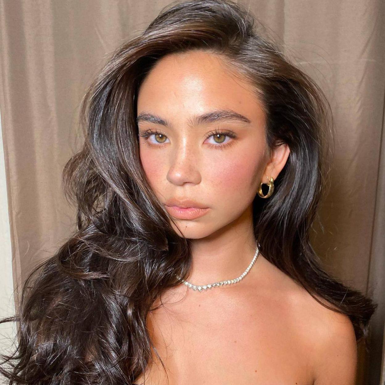 La modelo tiene una piel repulpada que obtendrás con estas cremas y sérums antiedad