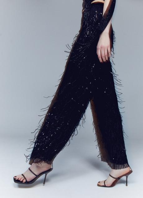 Imagen - Pantalón negro con flecos y lentejuelas de Sfera. (29,99 euros).