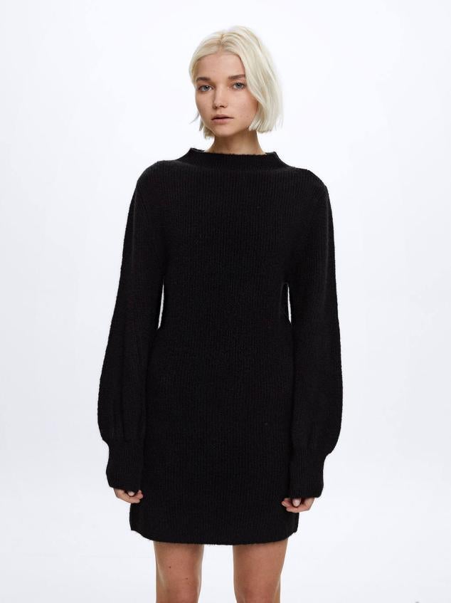 Vestido corto en tejido de punto con cuello redondo, manga larga abullonada y cintura entallada, color negro. Puedes conseguirlo a 35,99 euros.