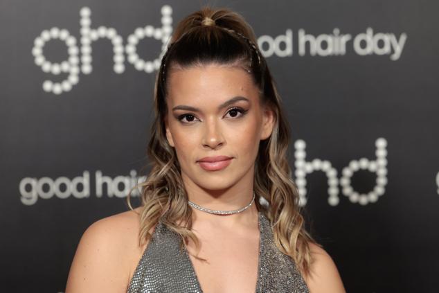 Por último, para las que les gusta el efecto favorecedor de un buen semirecogido. Coloca los brillantes en línea siguiendo la forma del cabello hasta llegar al recogido. Una idea muy original, pero también muy fácil.