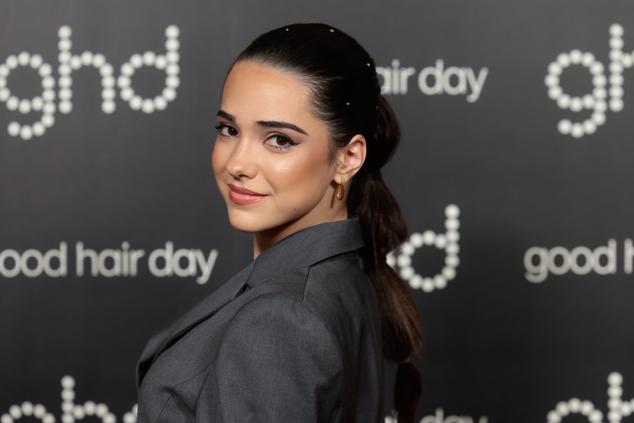 Ahora vamos un paso más allá. Si te atreves con algo más elaborado, escoge la coleta burbuja. Es ese peinado que nunca pasa de moda, que es un acierto seguro y que es ideal para las melenas XL. Después añade unos brillantes mini por toda la cabeza. ¡Ideal!