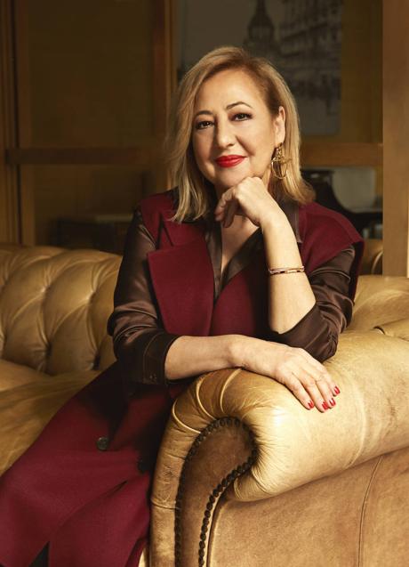 Imagen - Carmen Machi lleva camisa de Roberto Verino y chaleco de Marella. Pulsera de oro y diamantes, de Suárez, y pendientes de Cxc. Fotografía: Olga MORENO / Estilismo: Cristina PÉREZ HERNANDO