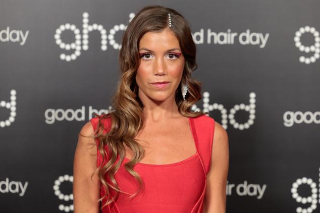 O si lo prefieres, también puedes escoger la opción de colocarlos en la raya, la lleves lateral o en el medio. Peina el cabello a tu gusto y estarás lista para triunfar.