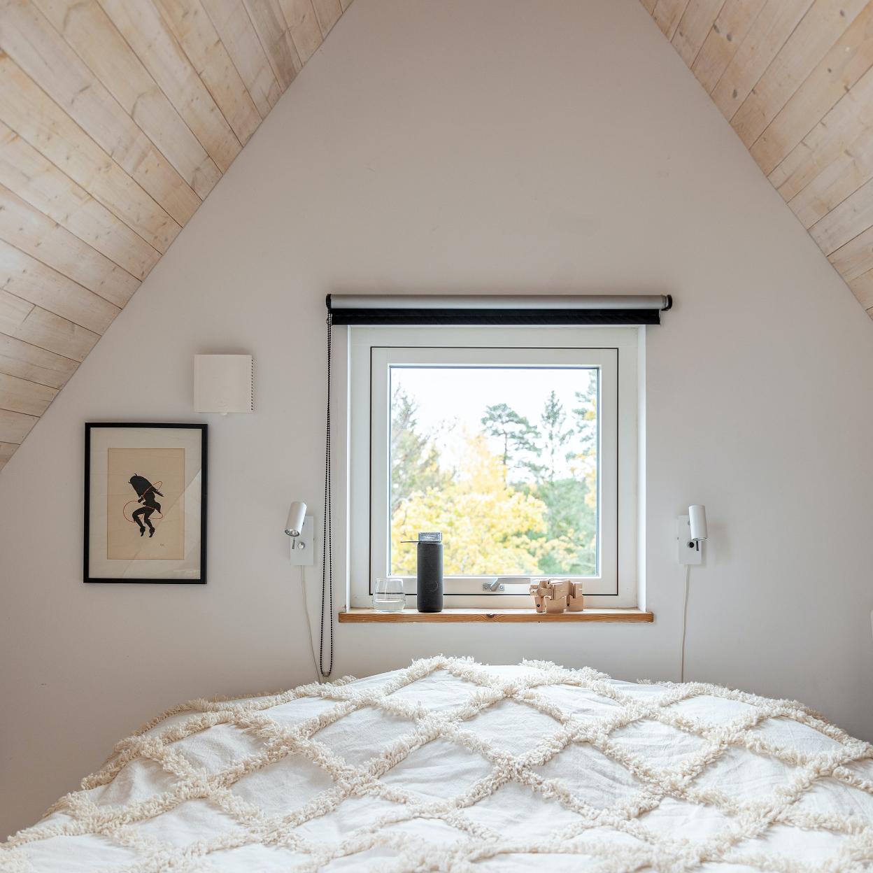 Habitación luminosa con ventanal, decorada al estilo nórdico