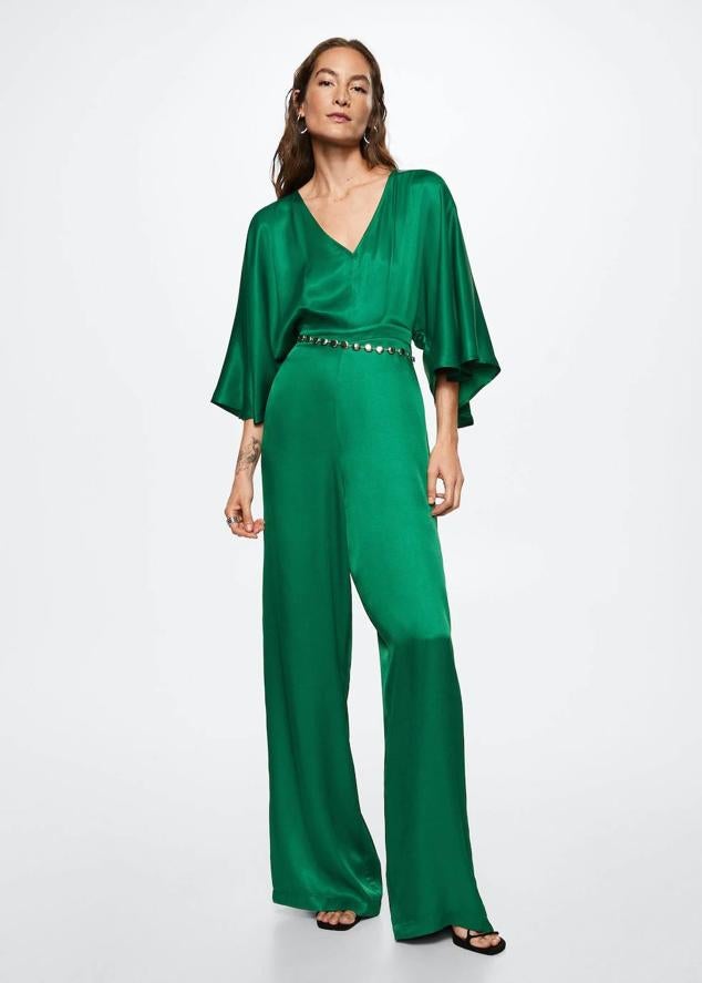 Mono largo en tejido satinado fluido con perneras anchas, escote de pico y mangas tres cuartos acampanadas, color verde, de Mango. Consíguelo por 59,99 euros.