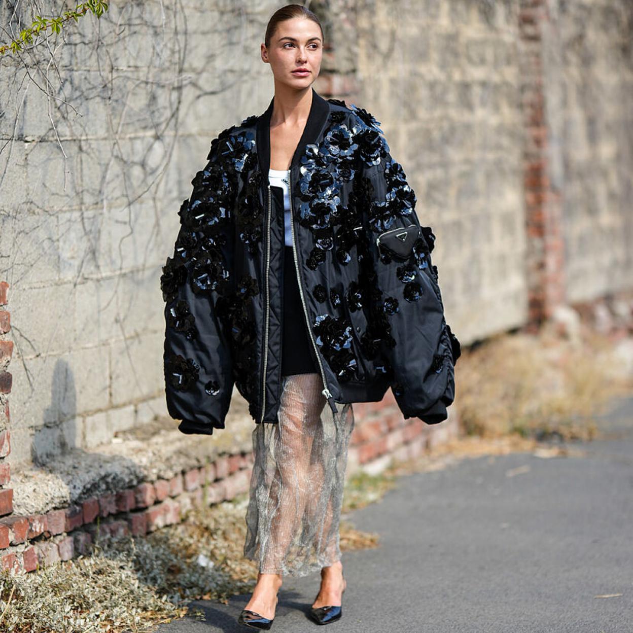 La chaqueta de Prada triunfa en el street style.