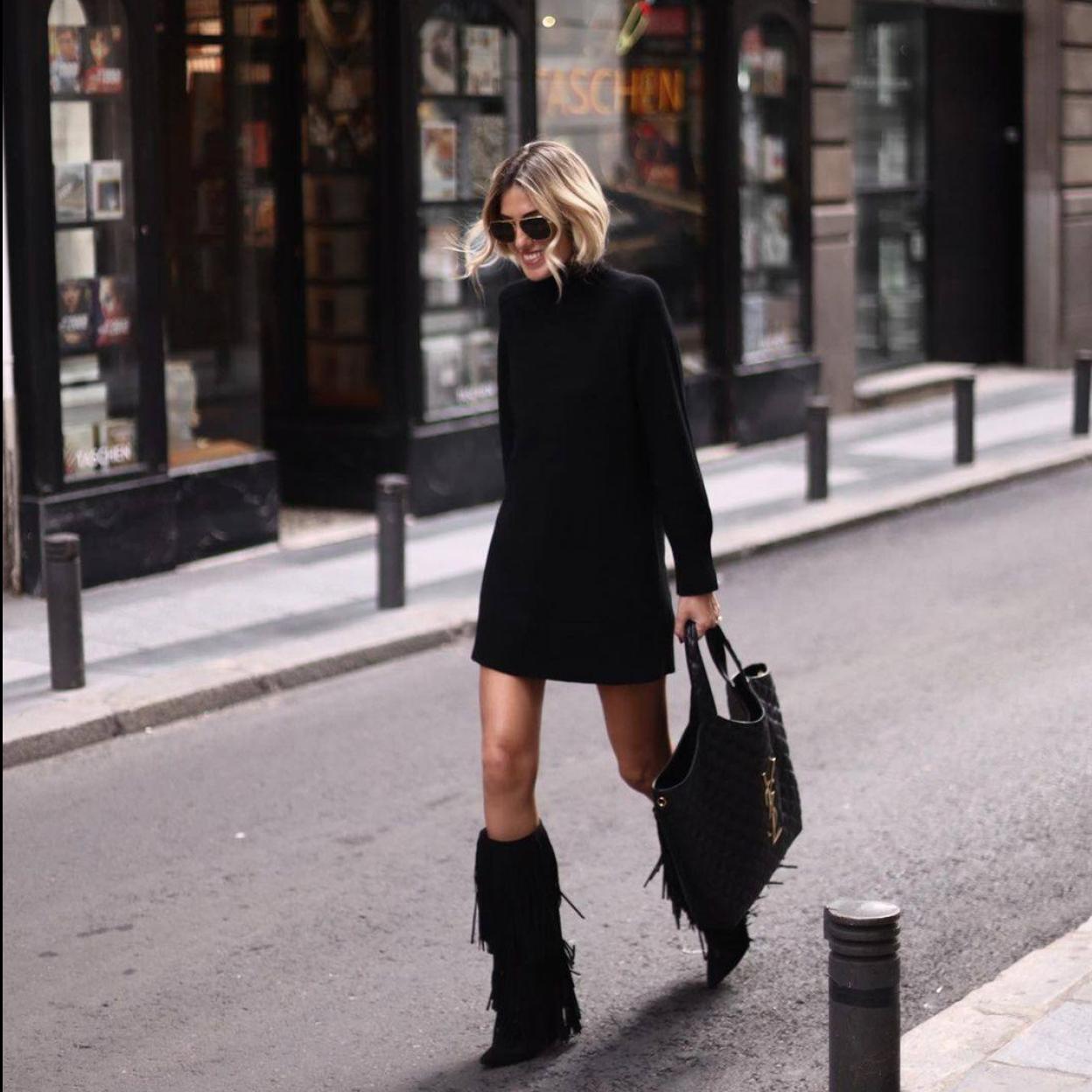 La influencer lleva un look con maxi jersey negro a modo de vestido