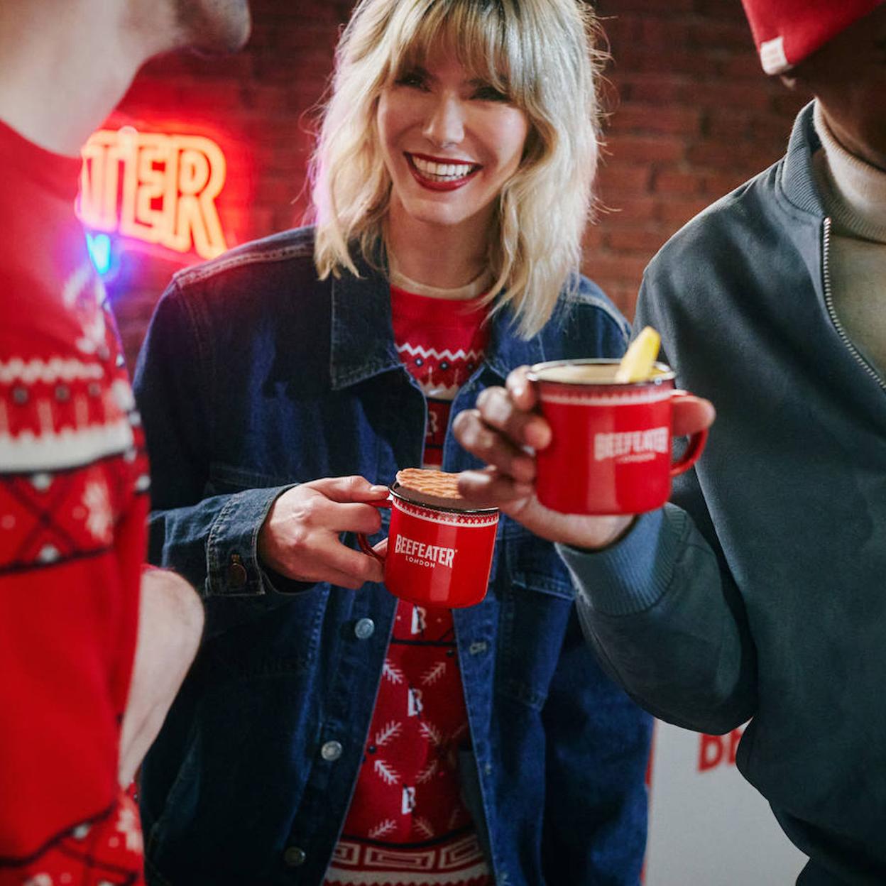 Un grupo de amigos brinda con hot gins y jerséis navideños en el Beefeater Xmas Market.