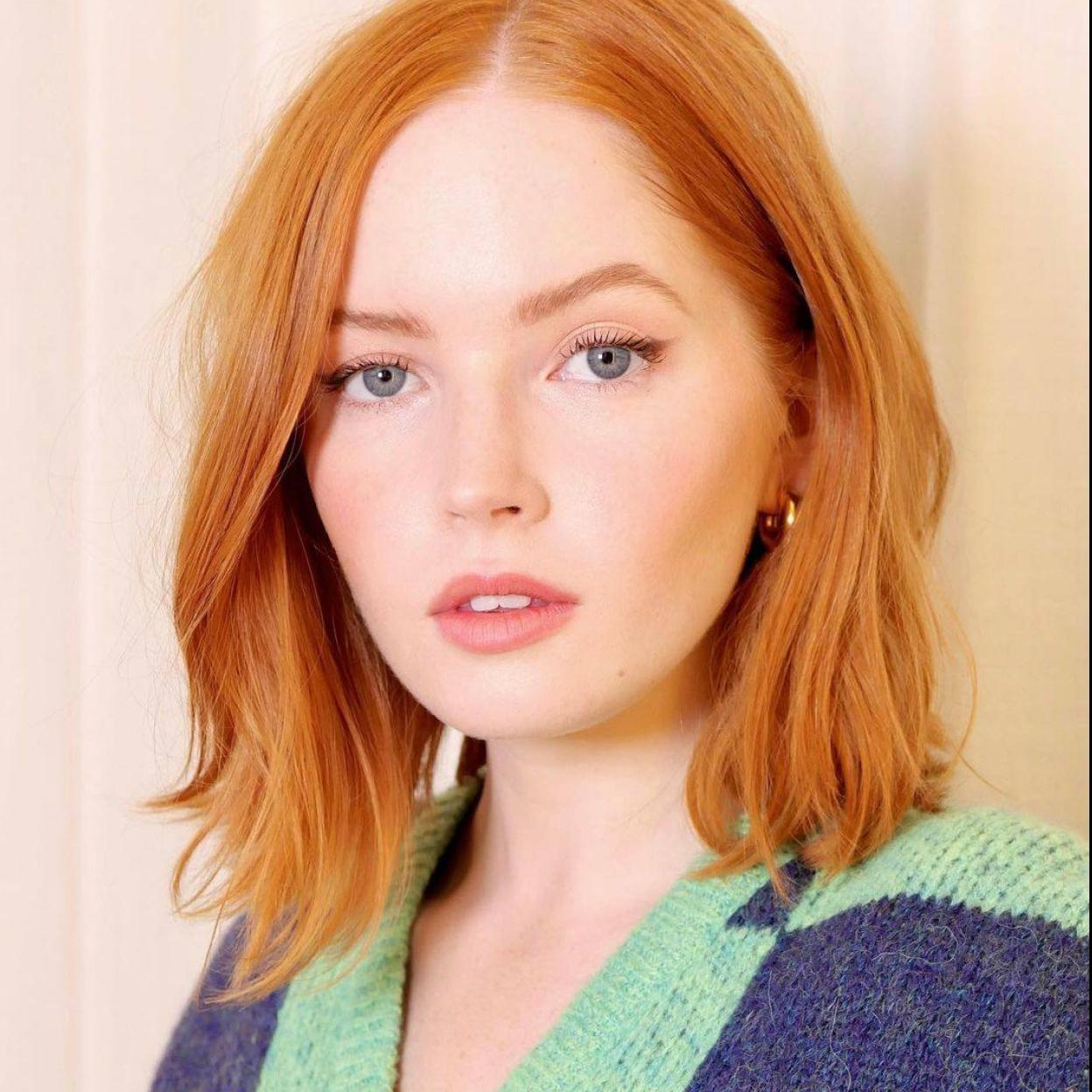 La tez clara y uniforme de Ellie Bamber se obtiene con estos sérums devitaminas C y B3