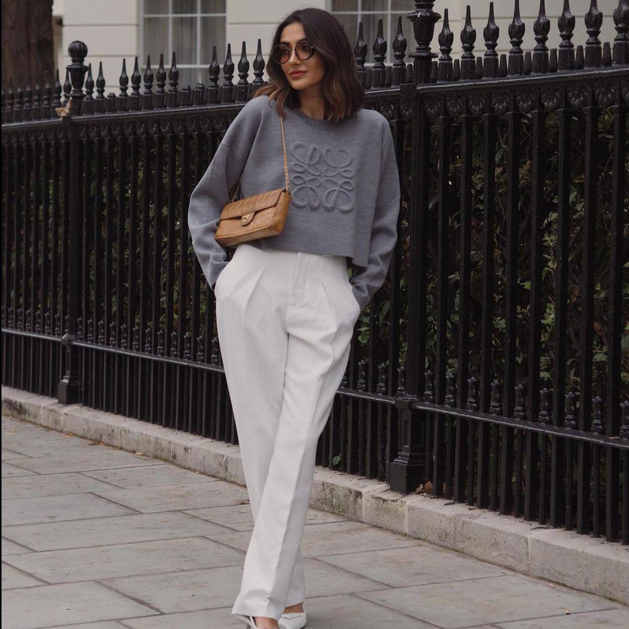 La influencer lleva un look con sudadera y pantalón de vestir