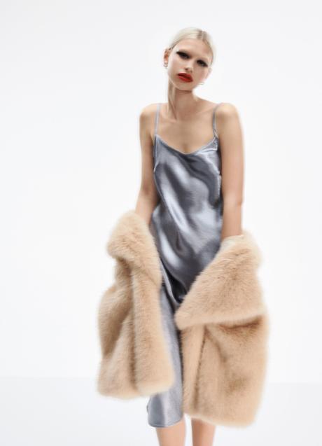 Imagen - Vestido satinado de brillo de Lefties, 19,99€.