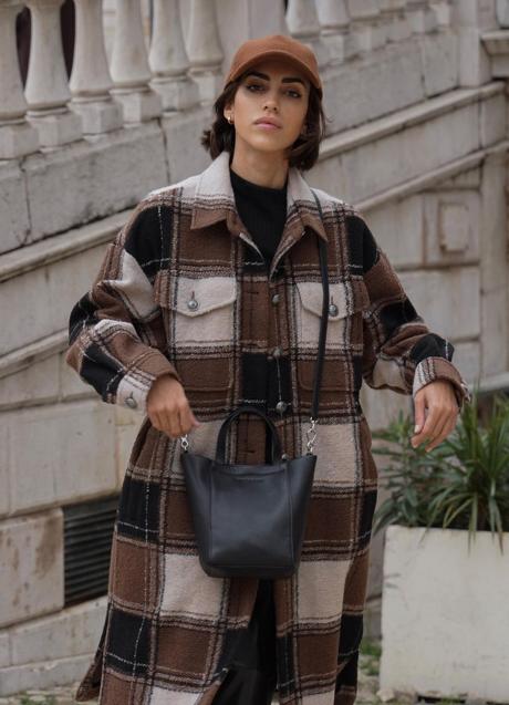 Imagen - La influencer con un abrigo de cuadros, / @afedericca