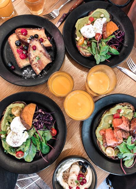 Imagen - Brunch variado con verduras, frutas y proteinas/PEXELS