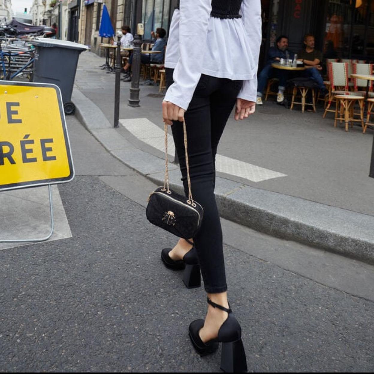 Una modelo con el bolso de Parfois.