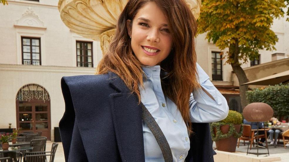 La actriz Juana Acosta con un abrigo azul marino.