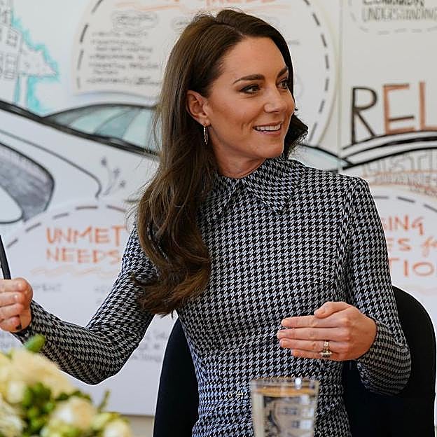 Kate MIddleton recurrió a su habitual armario regio durante su visita a Estados Unidos, con vestidos tan clásicos como este, con estampado de pata de gallo. 