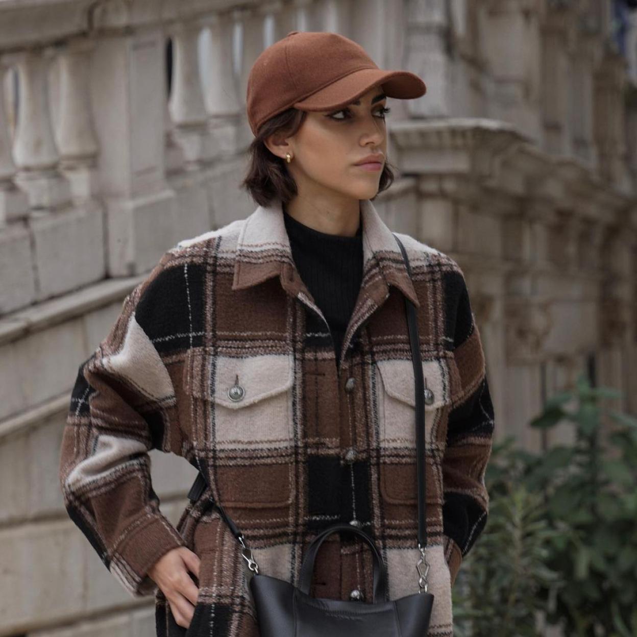 La influencer con un abrigo de cuadros.