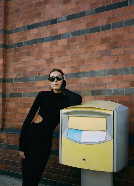 Imagen - Vestido negro de punto con abertura