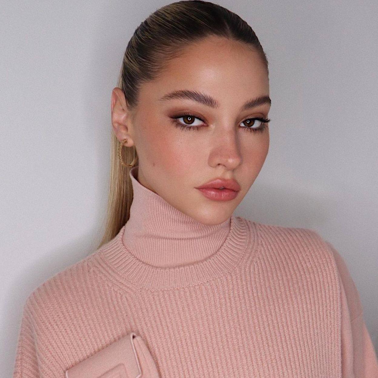 Madelyn Cline presume de una piel super lisa y firme como la que obtendrás con la ubiquinona