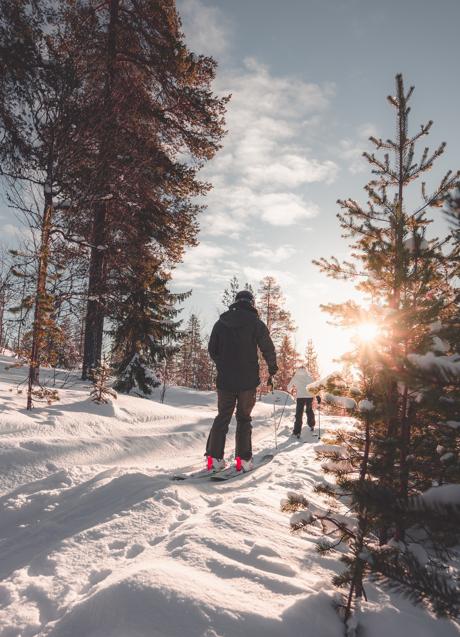 Imagen - Pareja esquiando en la nieve/PEXELS