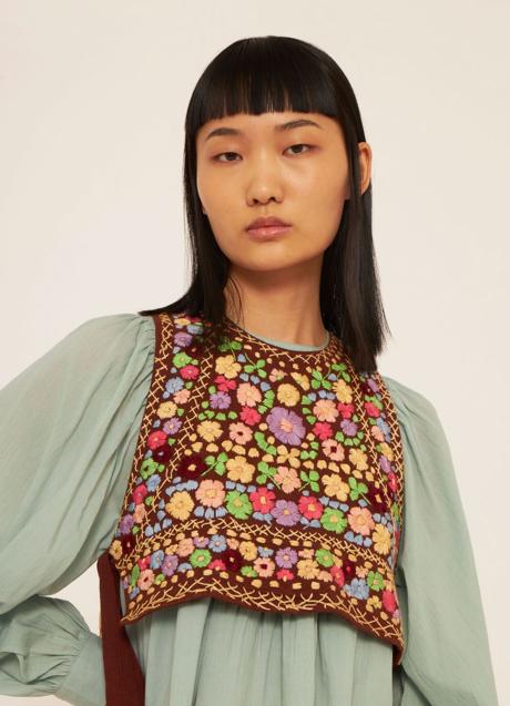 Imagen - Chaleco bordado de flores de Antik Batik. Foto: Antik Batik.