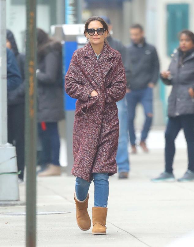 La actriz es una de los rostros conocidos de este tipo de botas y se las hemos visto lucir de mil formas. ¿Una fácil de copiar? Esta con abrigo estampado.