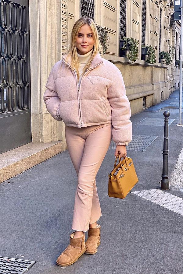 Valentina Ferragni optó por un total look rosa con pantalones y abrigo puffy. Y añadió un bolso a juego con las botas Ugg.