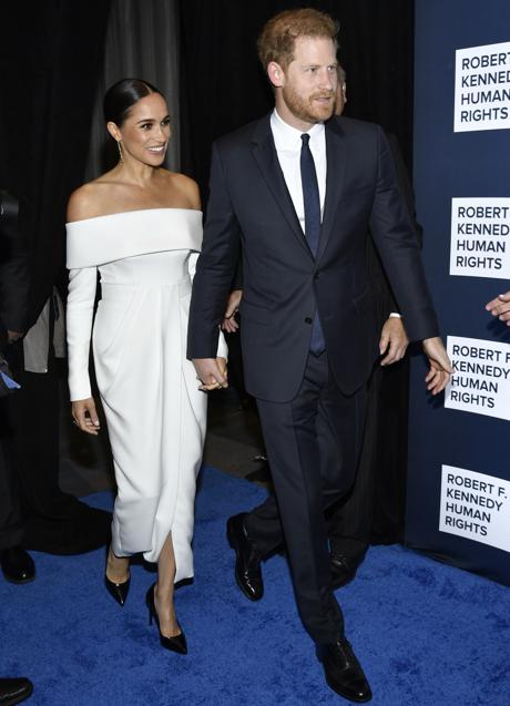 Imagen - Meghan Markle con un vestido blanco junto a Harry. / GTRES