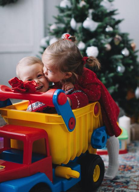 Imagen - Niños jugando con su regalo de Navidad/PEXELS