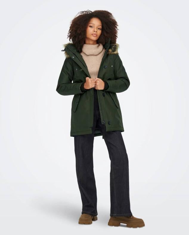 Parka acolchada con capucha decorada con efecto pelo, manga larga, bolsillos, cuello alto y doble cierre delantero, de Only. La encontrarás en varios tonos, en El Corte Inglés por 59,99 euros.