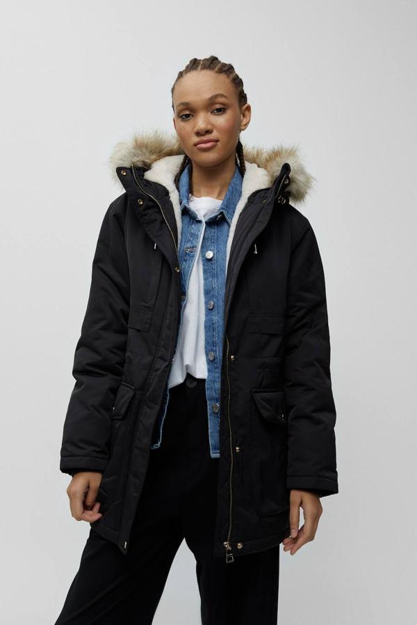 Parka con forro de borreguillo a contraste, capucha con detalle efecto pelo, bolsillos y cintura ajustable, en negro, de Pull&Bear. Puedes encontrarla por 59,99 euros.