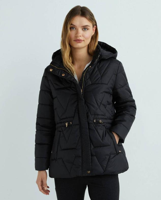 Parka corta en tejido acolchado con capucha, bolsillos y cintura ajustable mediante elásticos, color negro, de Zermatt. Consíguela en El Corte Inglés por 89,90 euros.