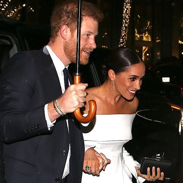 Meghan Markle se vuelve a vestir de novia: el espectacular look con un vestido blanco que puedes copiar en el low cost