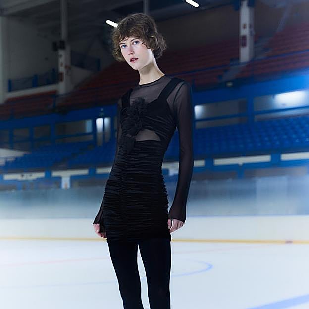 Las más elegantes agotarán este vestido de fiesta negro preciosísimo de Sfera que cuesta menos de 40 euros