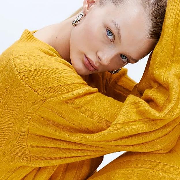 Imagen principal - Vestido de punto de canalé en amarillo ocre de H&M (49,99 euros).