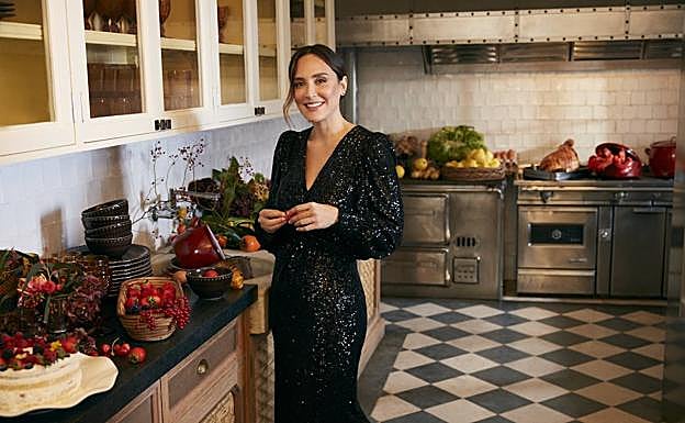 Tamara Falcó con vestido negro de lentejuelas en la cocina.