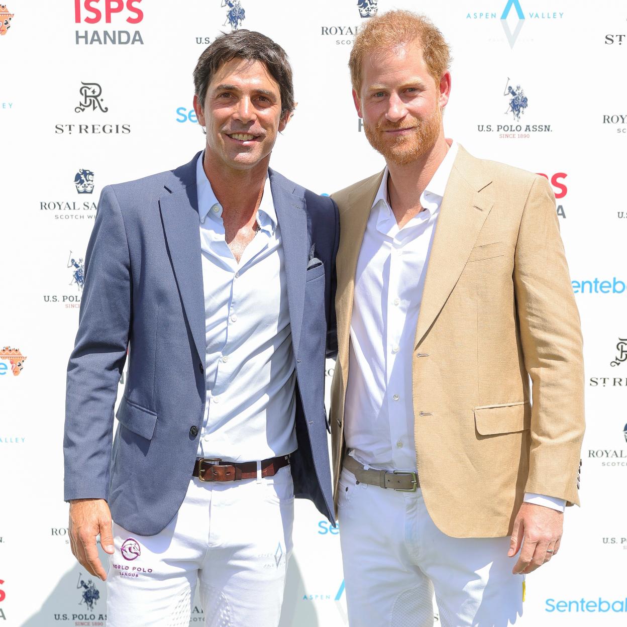 Nacho Figueras y el príncipe Harry, posan juntos durante un torneo de polo benéfico de Sentebale, la organización benéfica fundada por el duque de Sussex de la que el polista argentino es embajador. 