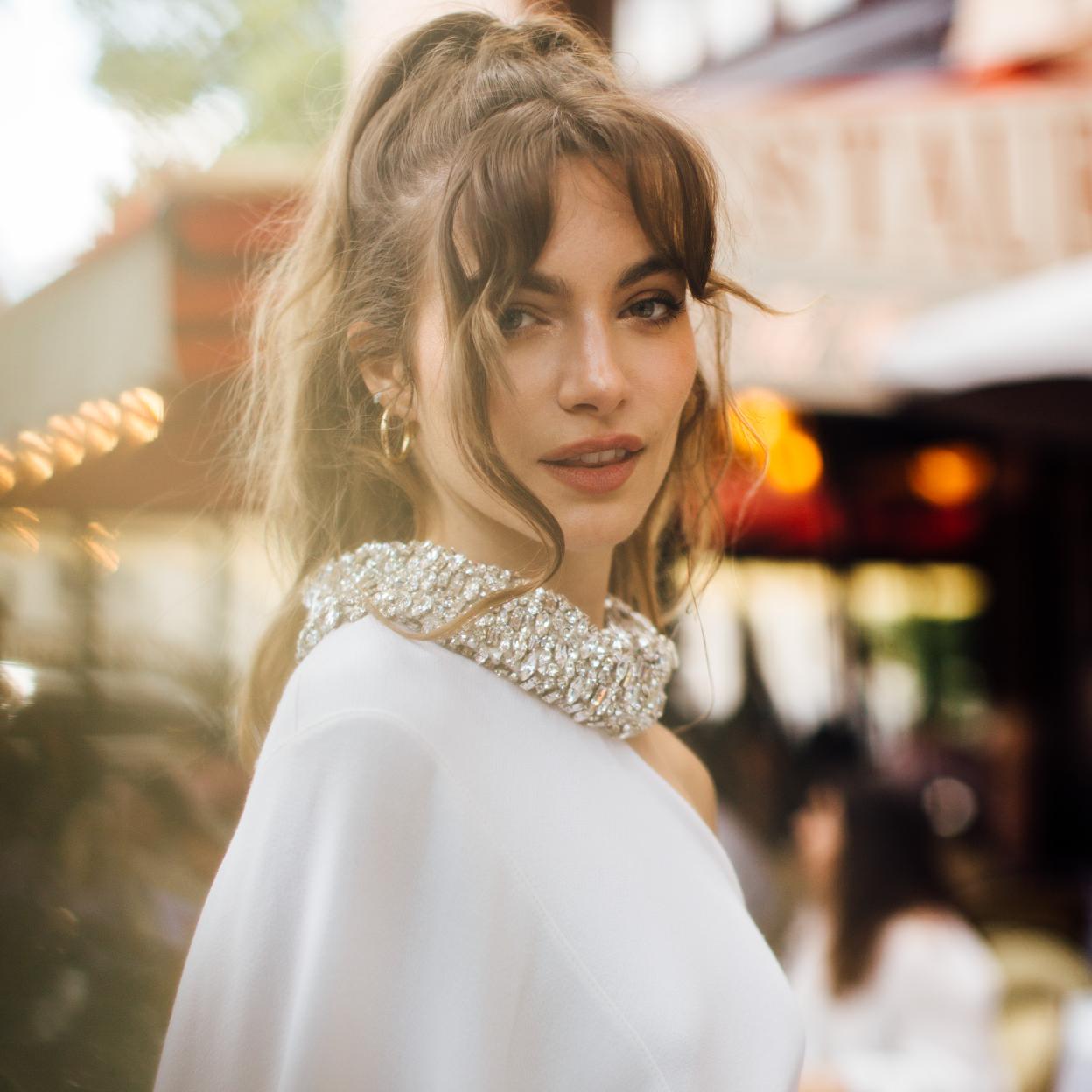 Influencer en el street style de París 2022.