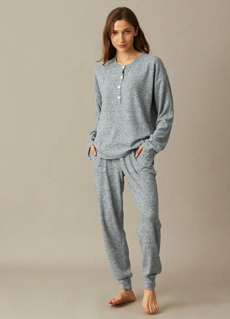 Imagen - Pijama con textura suave en color gris de J&J Brothers. Foto: El Corte Inglés.