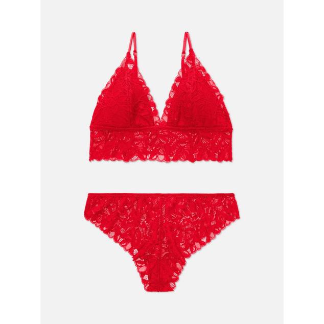 Conjunto de encaje con top y braga de Primark (7 euros).