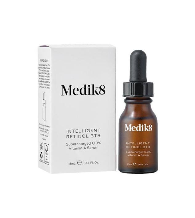 Intelligent Retinol 3TR de Medik8 reduce visiblemente arrugas, flacidez y deja un aspecto renovado super radiante con sus tres concentraciones de vitamina A de rendimiento mejorado que actúan como potenciadoras del colágeno y regeneradoras celulares. El climbazol maximiza la eficacia de los retinoides, el escualeno hidrata en profundidad y la vitamina E protege y maximiza el efecto antiarrugas. Cómpralo aquí