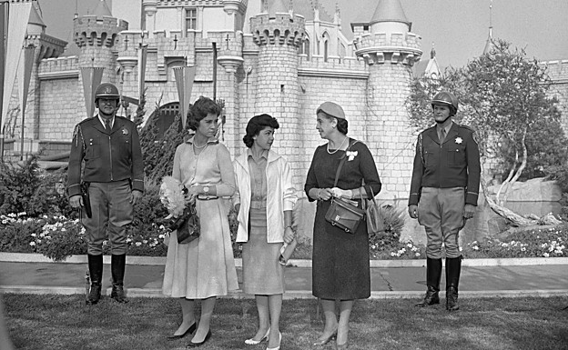 Sofía de Grecia, futura reina de España, en su visita a Disneylandia, en Los Ángeles, con su dama de compañía, Mary Carolou, y la actriz Annette Funicello, chica Disney de la época. 