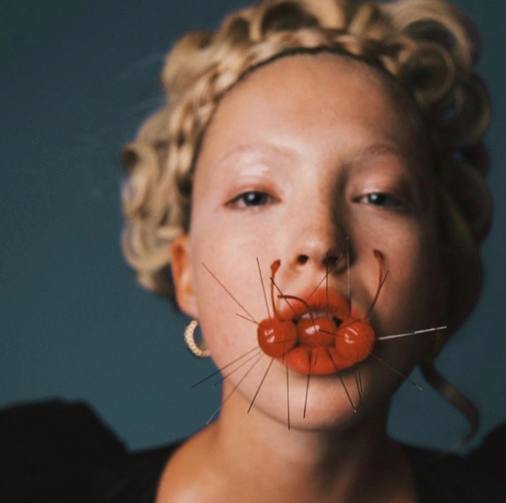 Lila Grace Moss con las cejas ultra finas. 