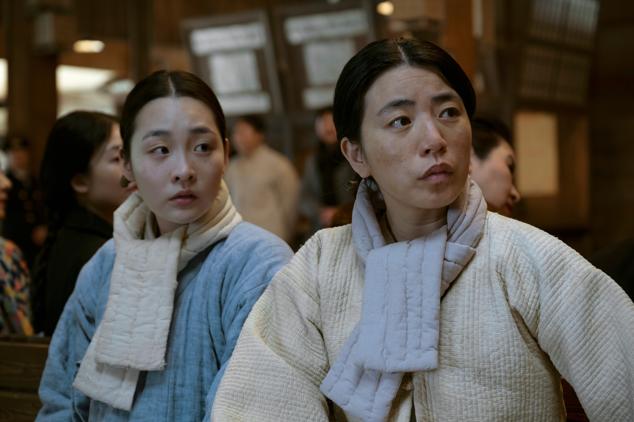 Basada en la novela de Min Jin Lee, este drama épico recorre un siglo de historia en Corea del Sur y Japón, desde la ocupación colonial hasta la actualidad. La historia se centra en la familia de Sunja desde su infancia hasta que es una anciana, y en su nieto, Solomon Baek. La identidad, la guerra, el amor y la política son los temas principales de su primera temporada, que está compuesta por 8 episodios y tendrá una segunda. Podemos encontrarla en Apple TV+.