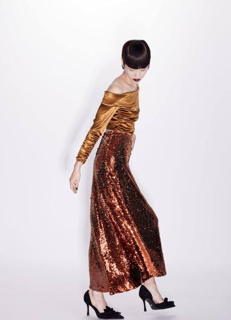 Imagen - Blusa satinada con hombros al descubierto en cobre