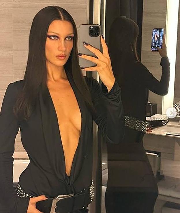 La modelo Bella Hadid posa con las cejas ultra finas. 