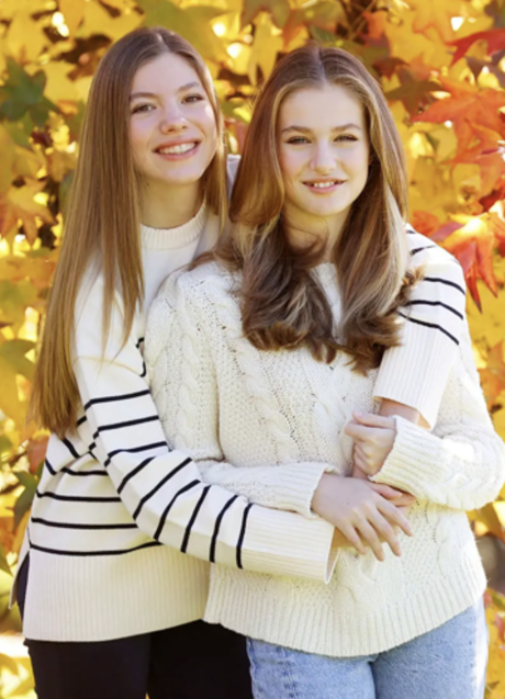 Imagen - El grsto de complicidad de Sofía y Leonor: las hermanas se abrazan en la felicitación de Navidad de Casa Real. (Foto: CASA REAL)