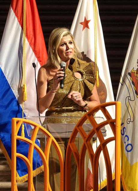 Imagen - La reina Máxima sorprendió durante su visita a Silicon Valley con un comentado conjunto dorado de top y pantalón. (Foto: @KONINKLIJKHUIS).