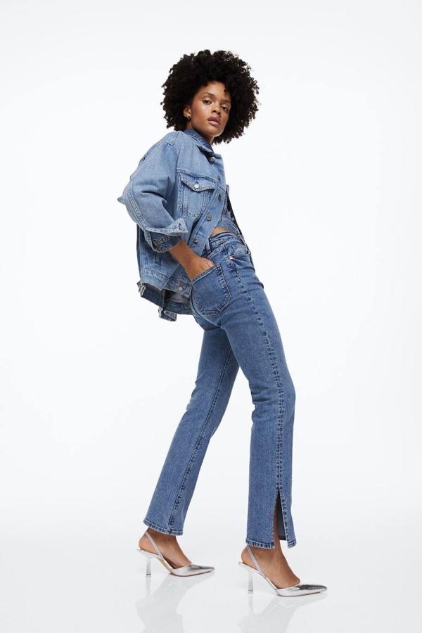 Pantalones vaqueros ajustados con cinco bolsillos, tiro alto y bajo terminado en abertura, de H&M. Tienen un coste de 24,99 euros.