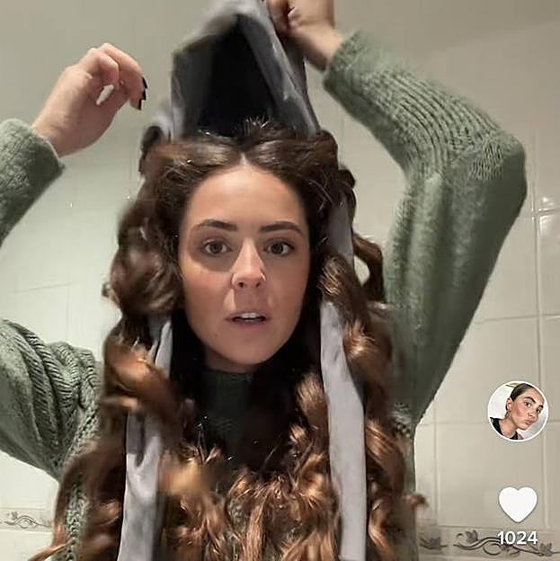 La tiktoker Ale Seguras siguiendo el truco viral para ondularse el pelo con unos leggins.